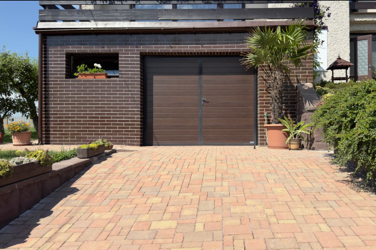 Zámková dlažba po vysokotlakém mytí - čistá jako nová